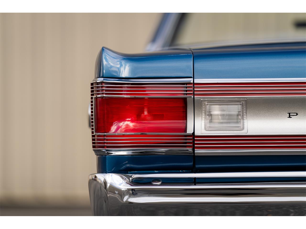 Plymouth-Satellite-1967-Bright-Blue-Pearl-White-82