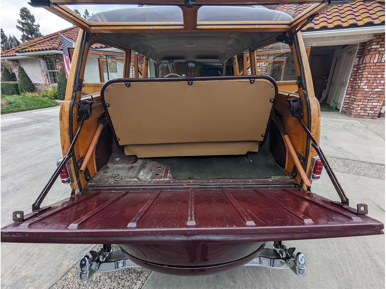 Plymouth-Woody-wagon-1949-Maroon-Tan-10