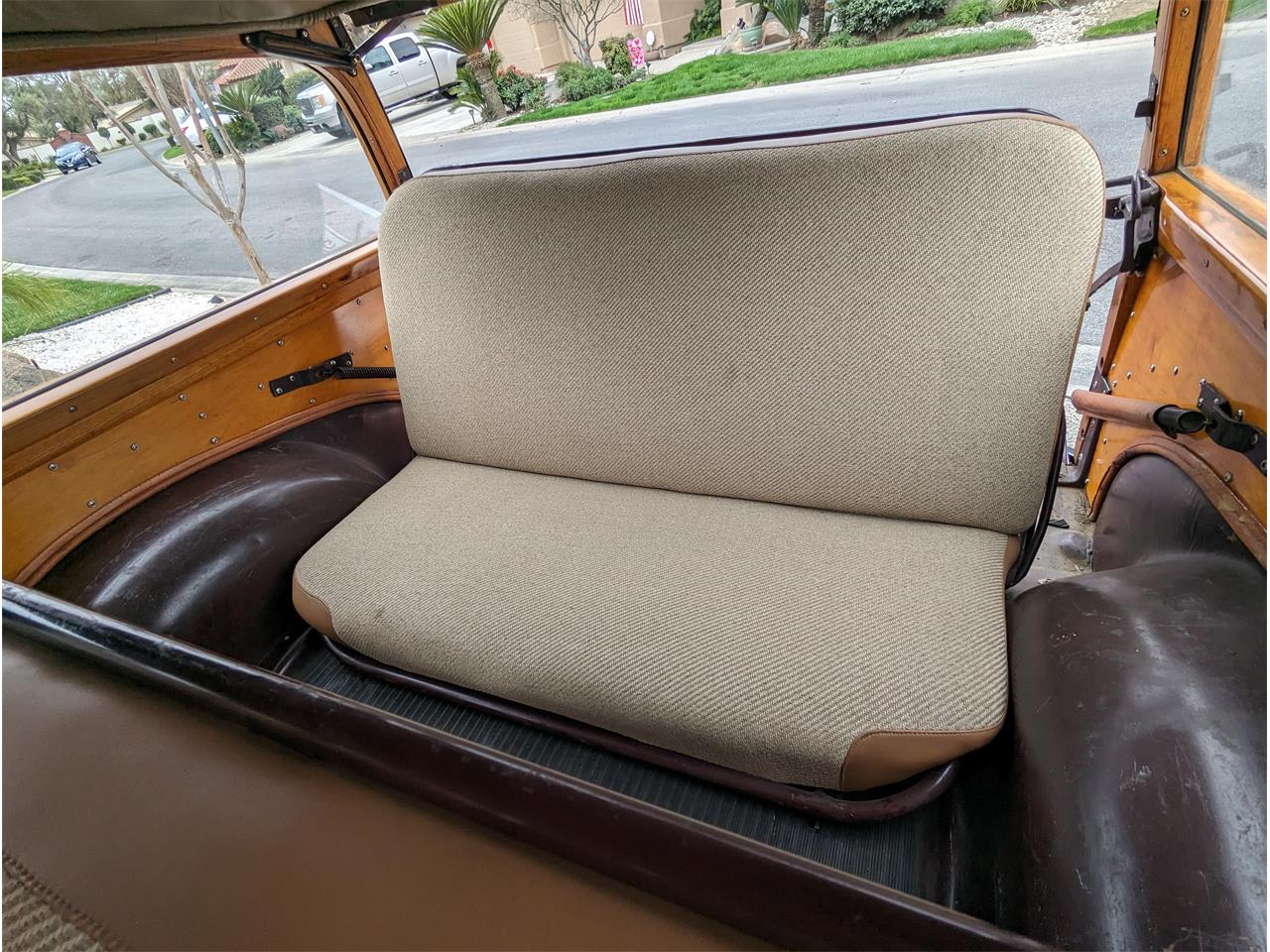 Plymouth-Woody-wagon-1949-Maroon-Tan-9