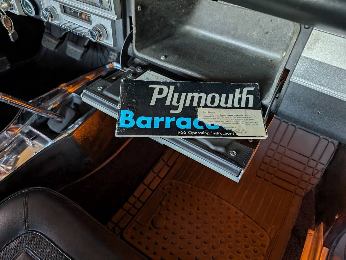 Plymouth-barracuda-1966-custom-13