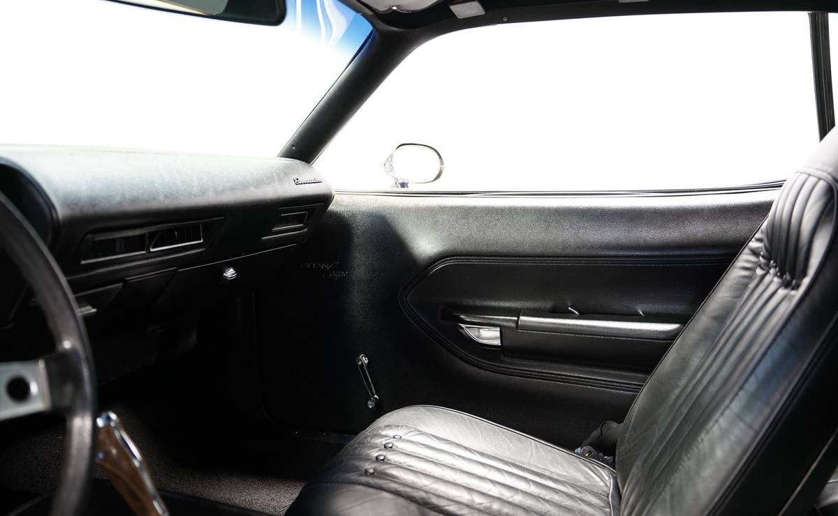 Plymouth-barracuda-1970-purple-17