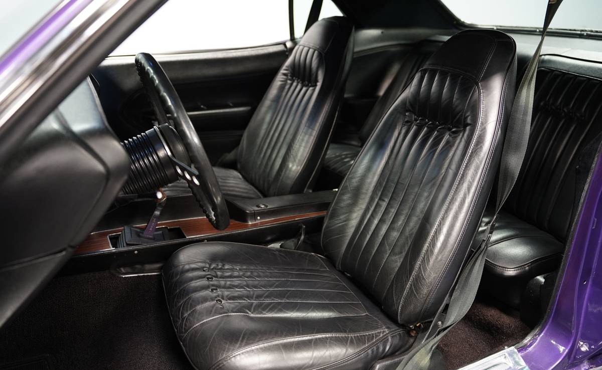 Plymouth-barracuda-1970-purple-18