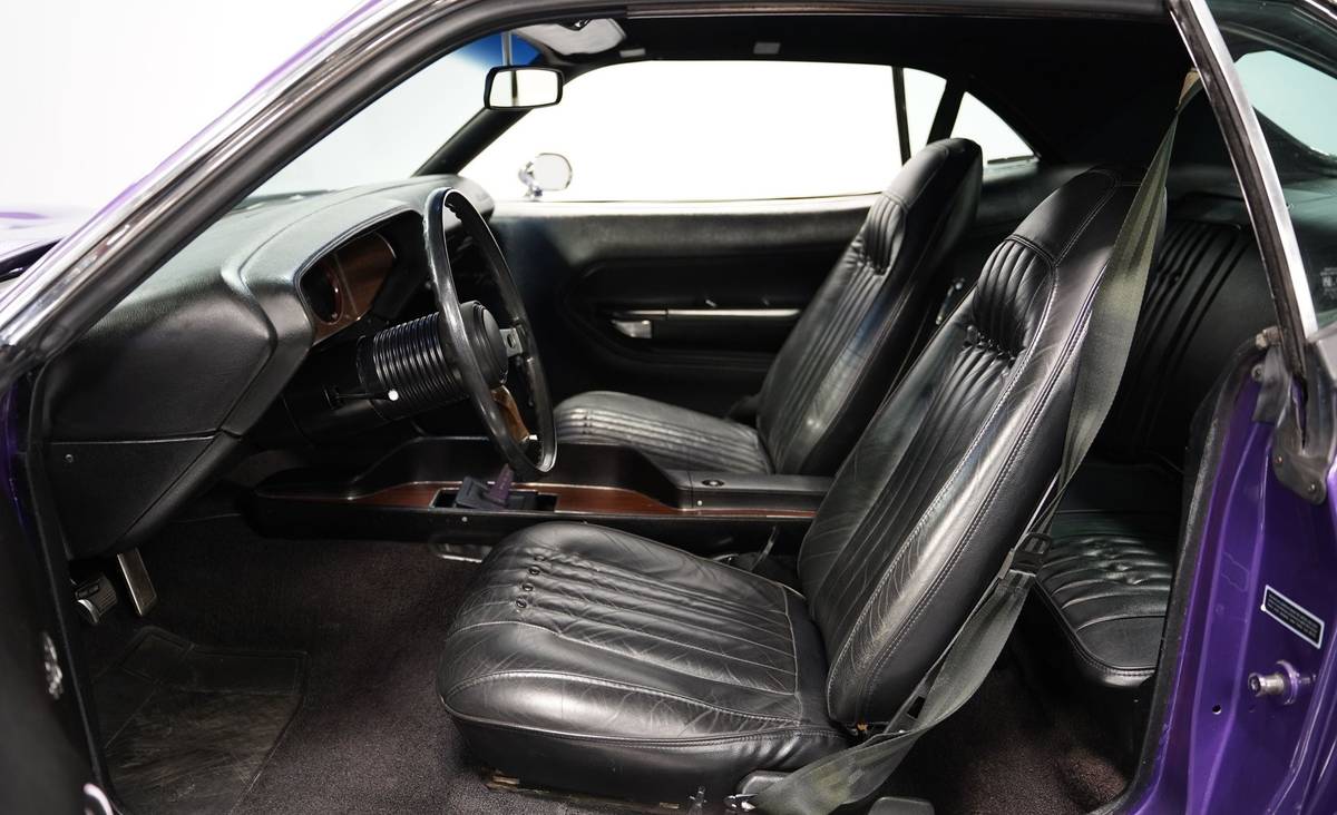 Plymouth-barracuda-1970-purple-2