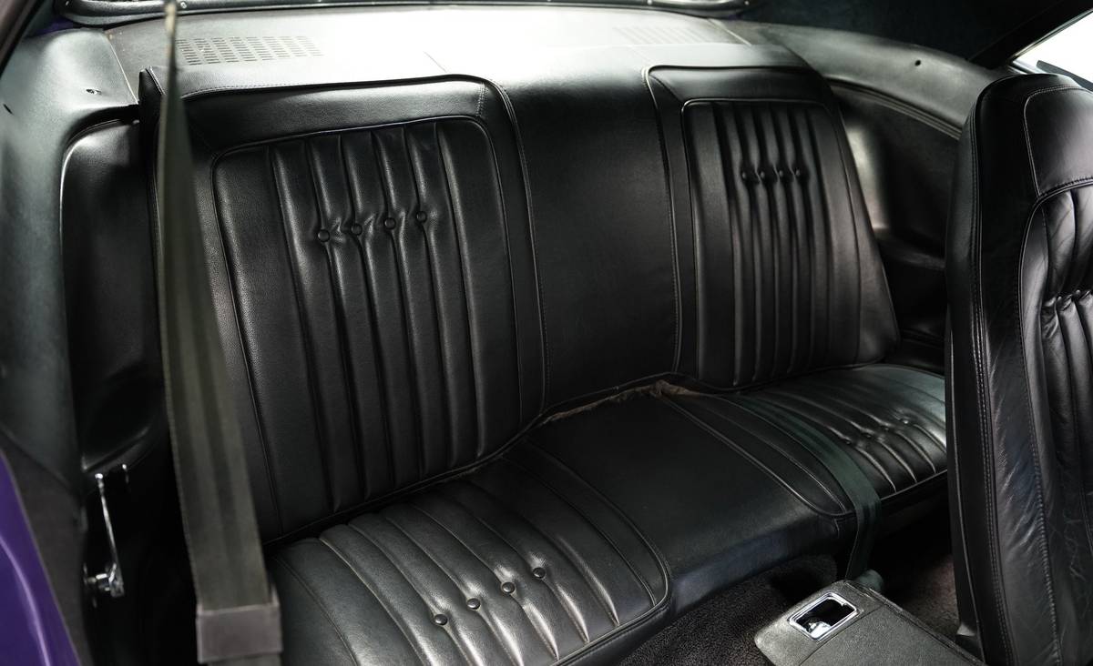 Plymouth-barracuda-1970-purple-20