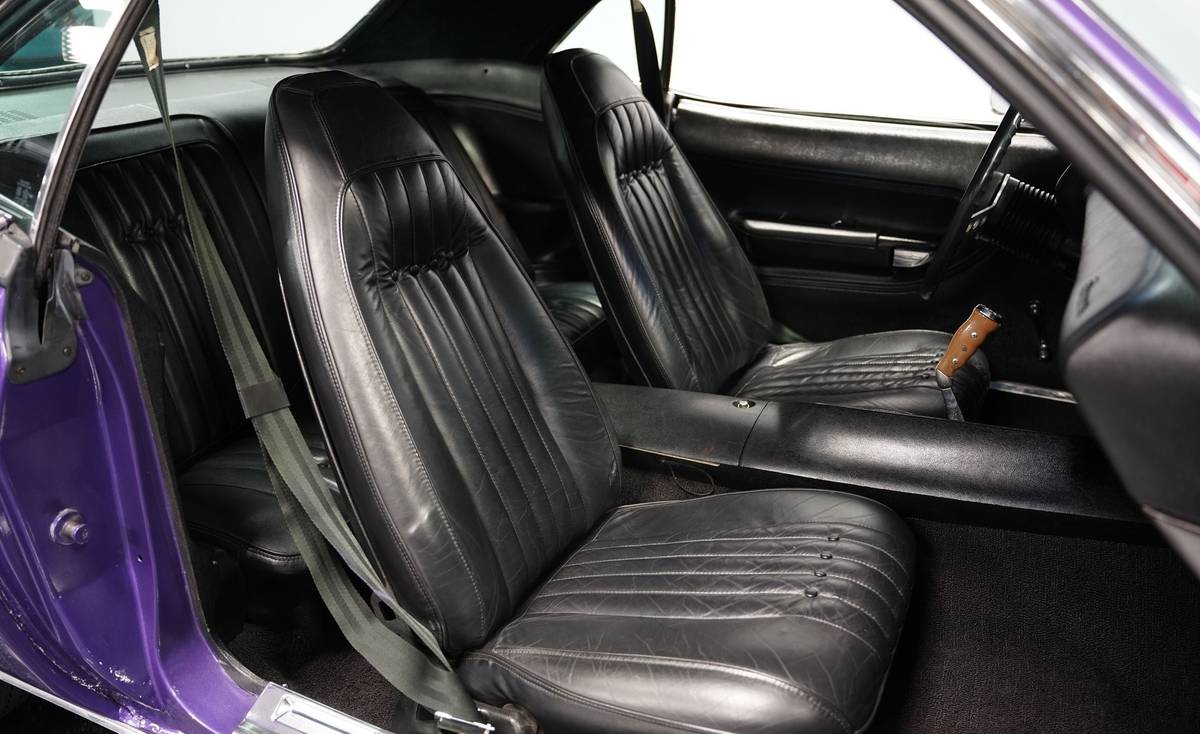 Plymouth-barracuda-1970-purple-21