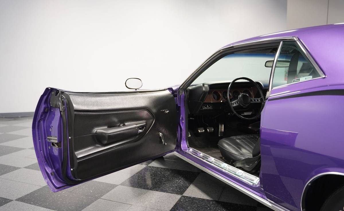 Plymouth-barracuda-1970-purple-4