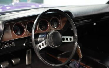 Plymouth-barracuda-1970-purple-5