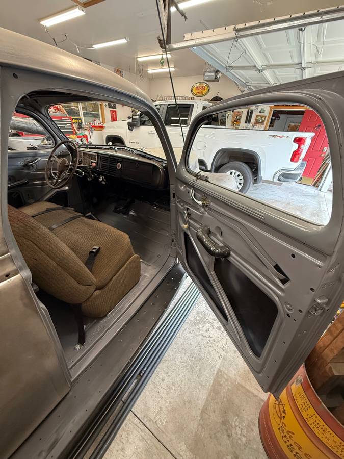 Plymouth-road-king-coupe-1940-grey-17