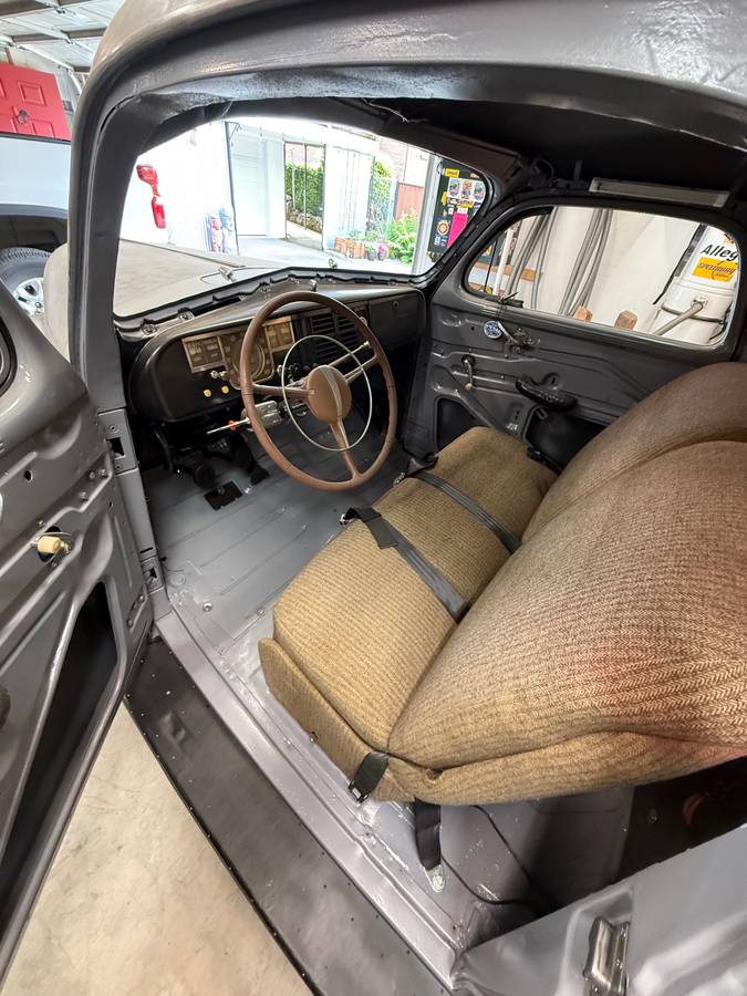 Plymouth-road-king-coupe-1940-grey-33