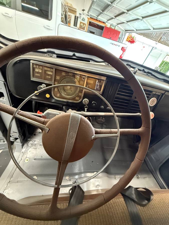 Plymouth-road-king-coupe-1940-grey-43