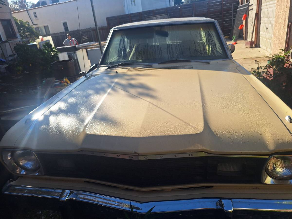 Plymouth-valiant-1974-4