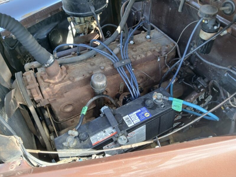 Pontiac-1947-Sedan-3