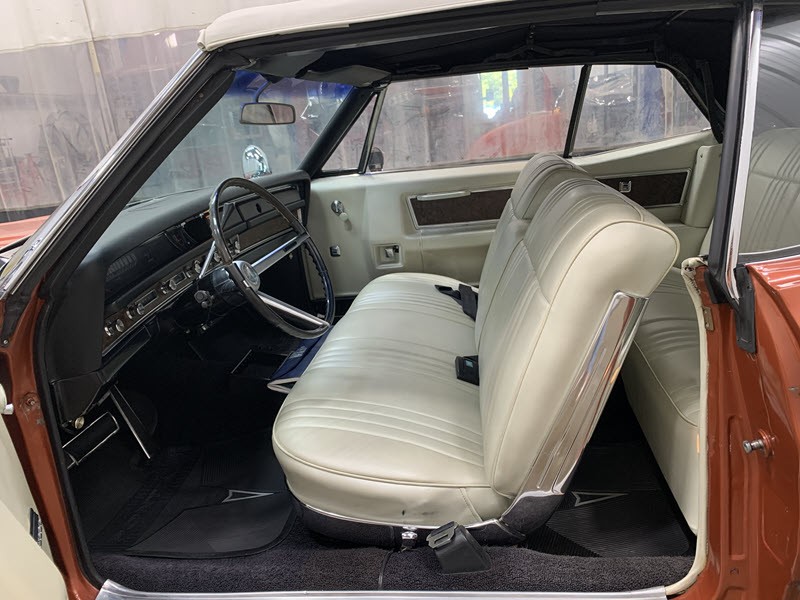 Pontiac-Bonneville-1968-12