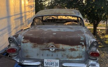 Pontiac-Chieftain-1957-Sedan