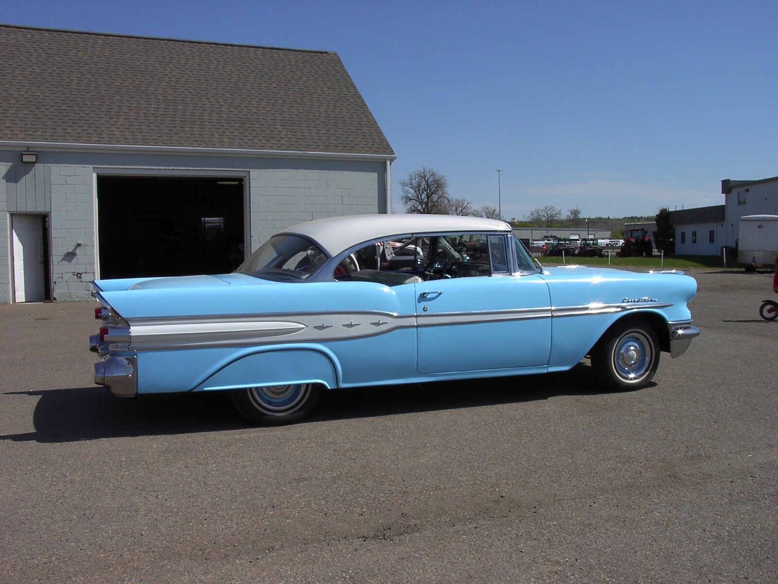 Pontiac-Chieftan-1957-14