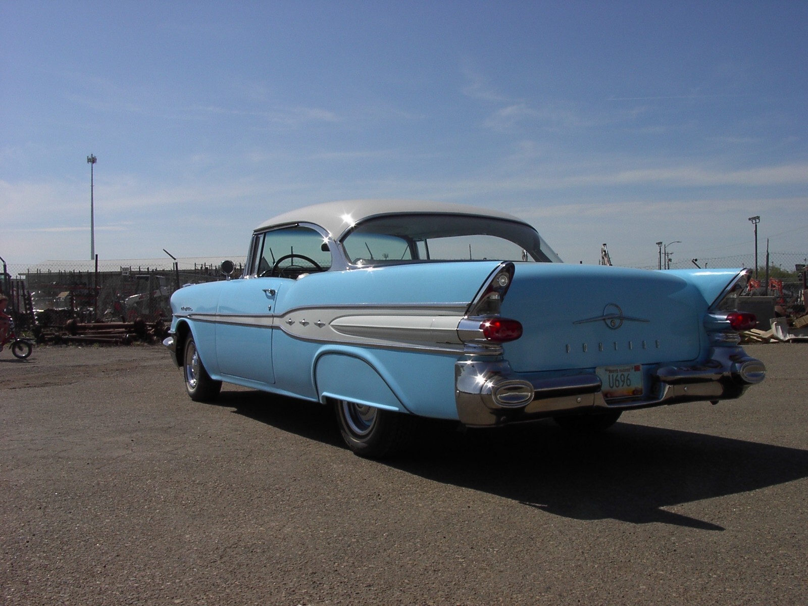 Pontiac-Chieftan-1957-8