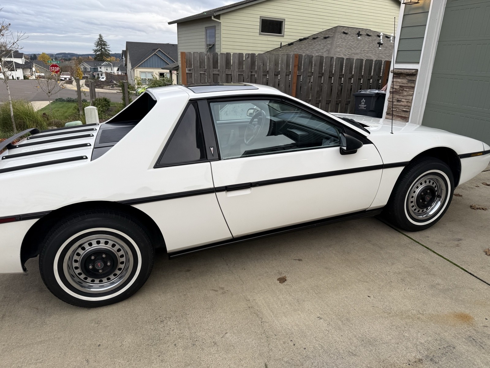 Pontiac-Fiero-1984-1