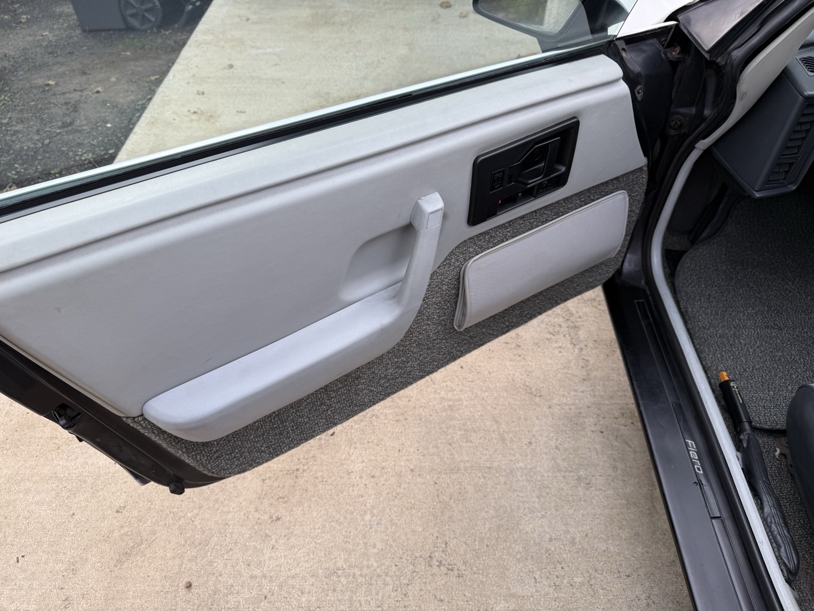 Pontiac-Fiero-1984-12