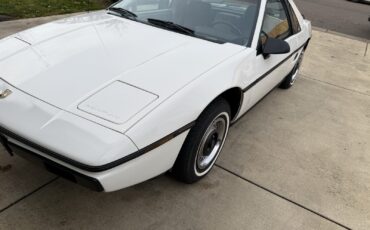 Pontiac-Fiero-1984-2