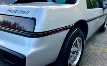 Pontiac-Fiero-1986-Coupe-2