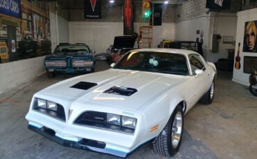 Pontiac-Firebird-1977-Coupe