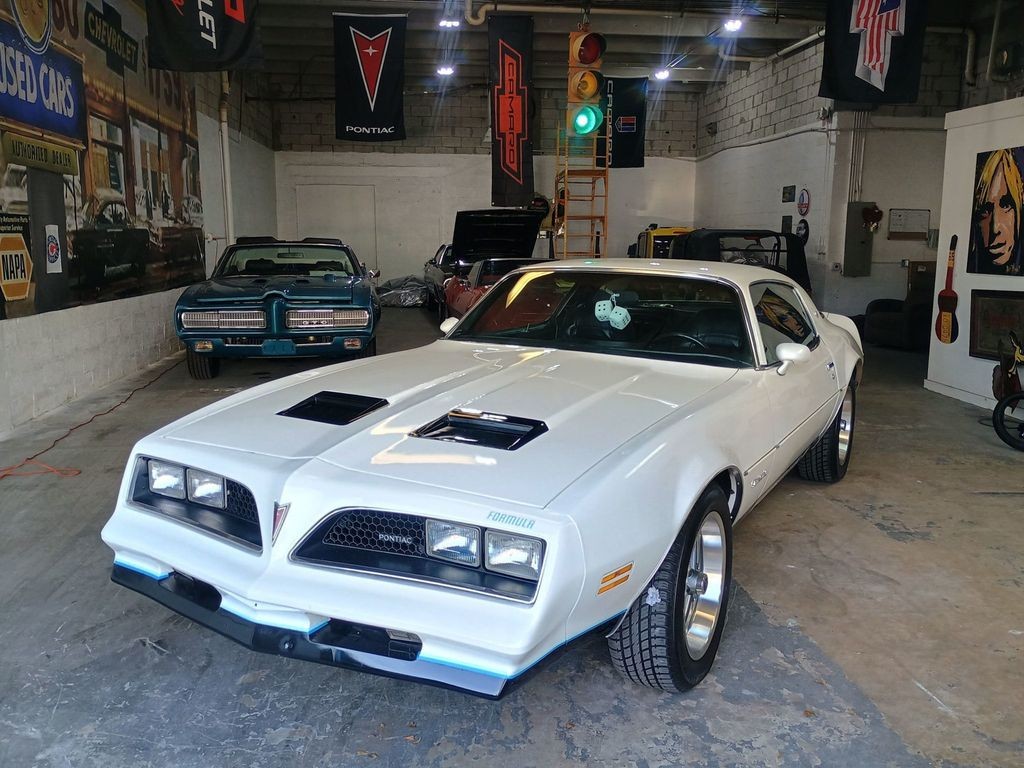 Pontiac-Firebird-1977-Coupe