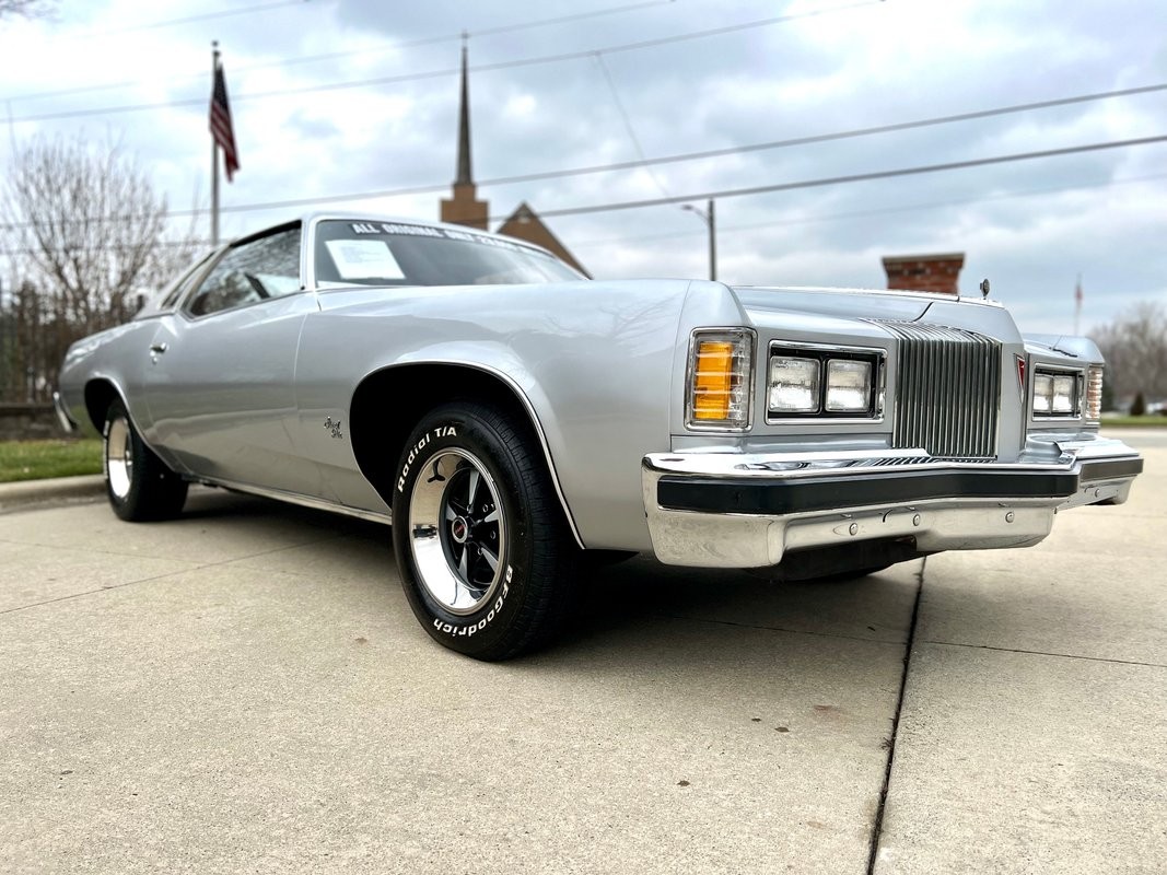Pontiac-Grand-Prix-1976-Coupe-10