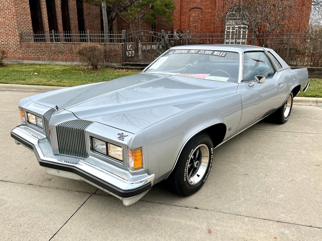 Pontiac-Grand-Prix-1976-Coupe-5