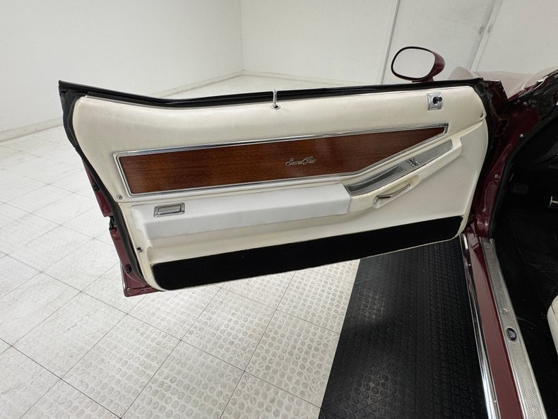 Pontiac-Grand-prix-1975-Honduras-Maroon-White-35