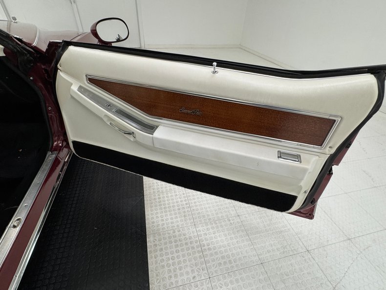 Pontiac-Grand-prix-1975-Honduras-Maroon-White-37