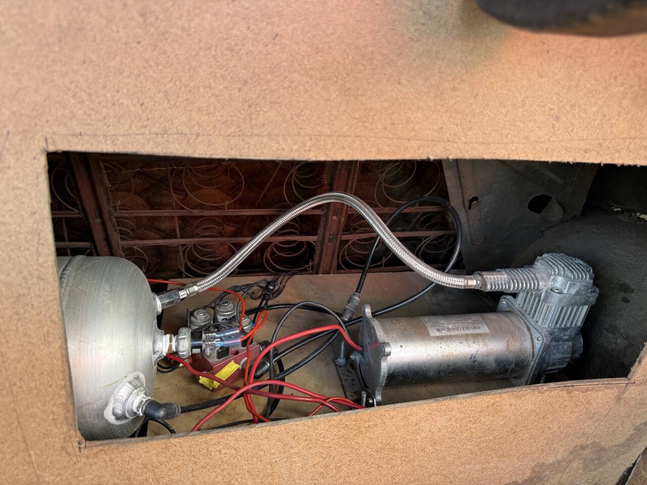 Pontiac-Silver-Streak-Steamliner-1948-Coupe-22