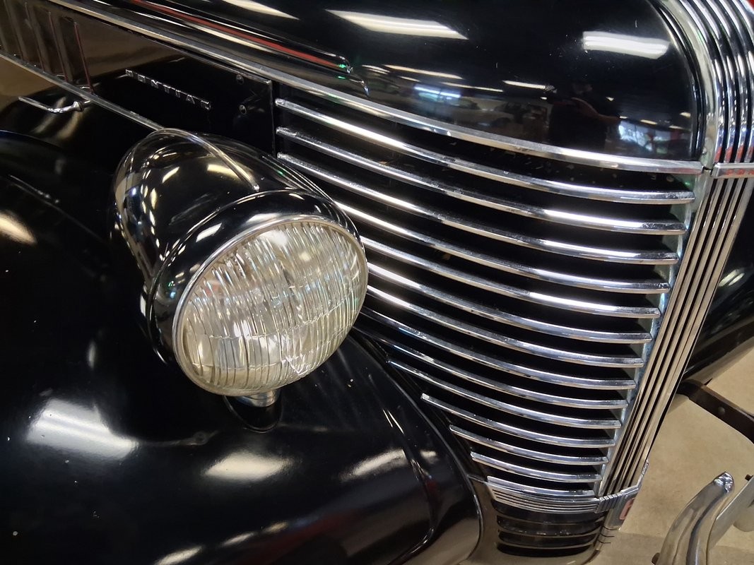 Pontiac-Six-Touring-Sedan-1938-Sedan-10