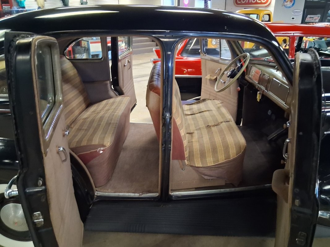 Pontiac-Six-Touring-Sedan-1938-Sedan-13