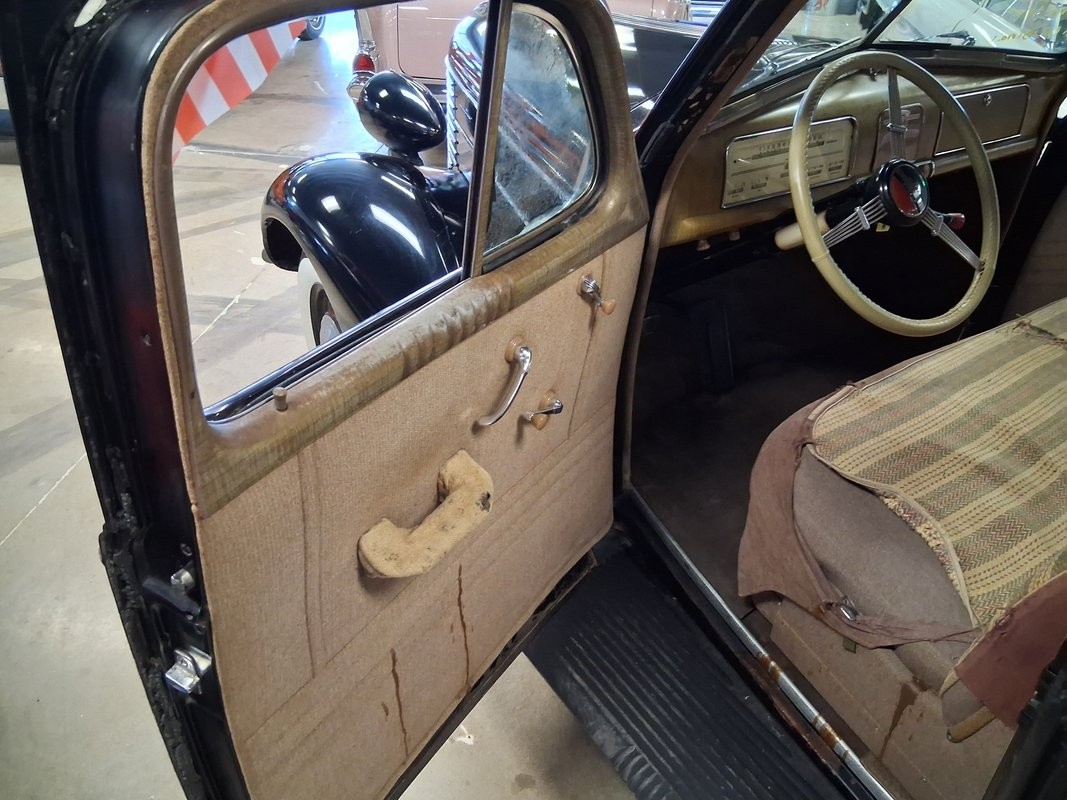 Pontiac-Six-Touring-Sedan-1938-Sedan-17