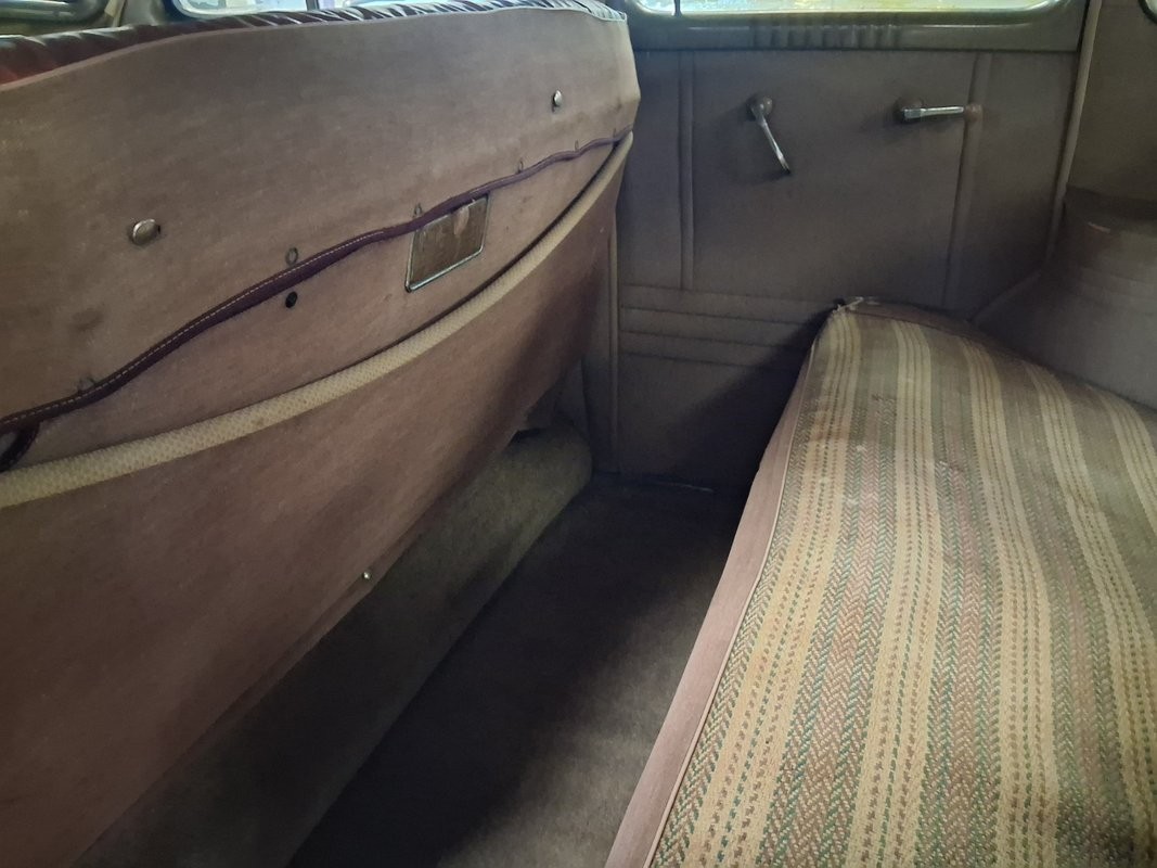 Pontiac-Six-Touring-Sedan-1938-Sedan-18