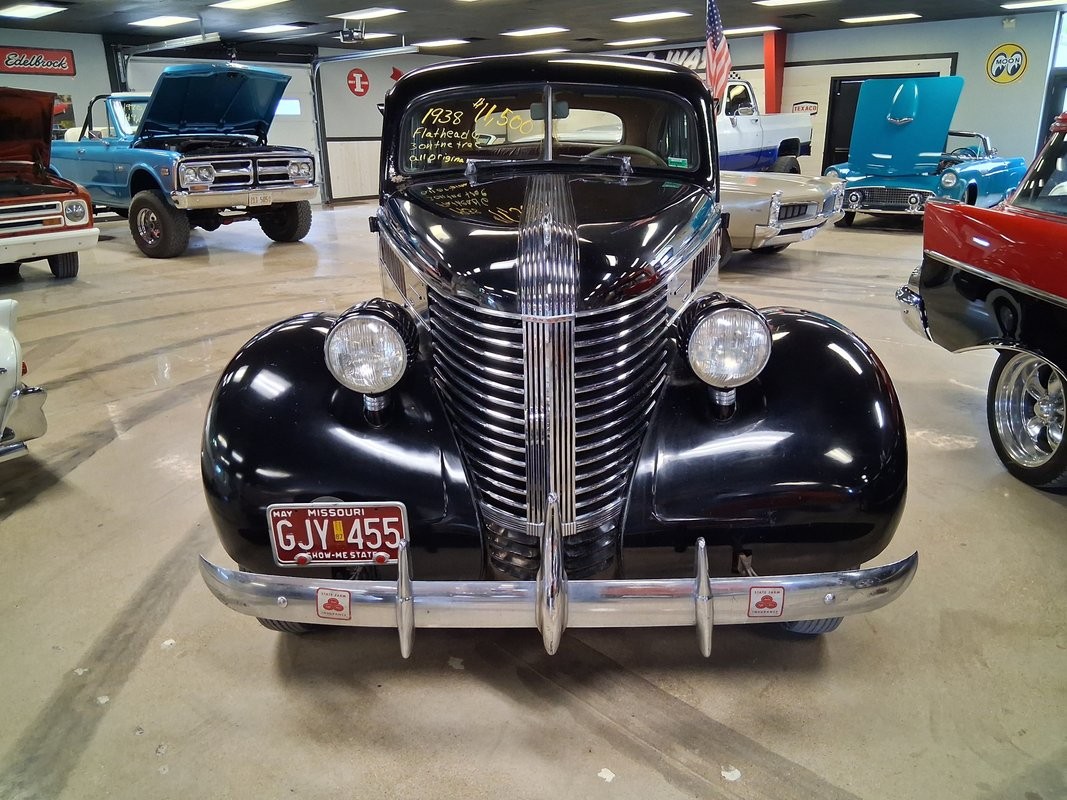 Pontiac-Six-Touring-Sedan-1938-Sedan-2