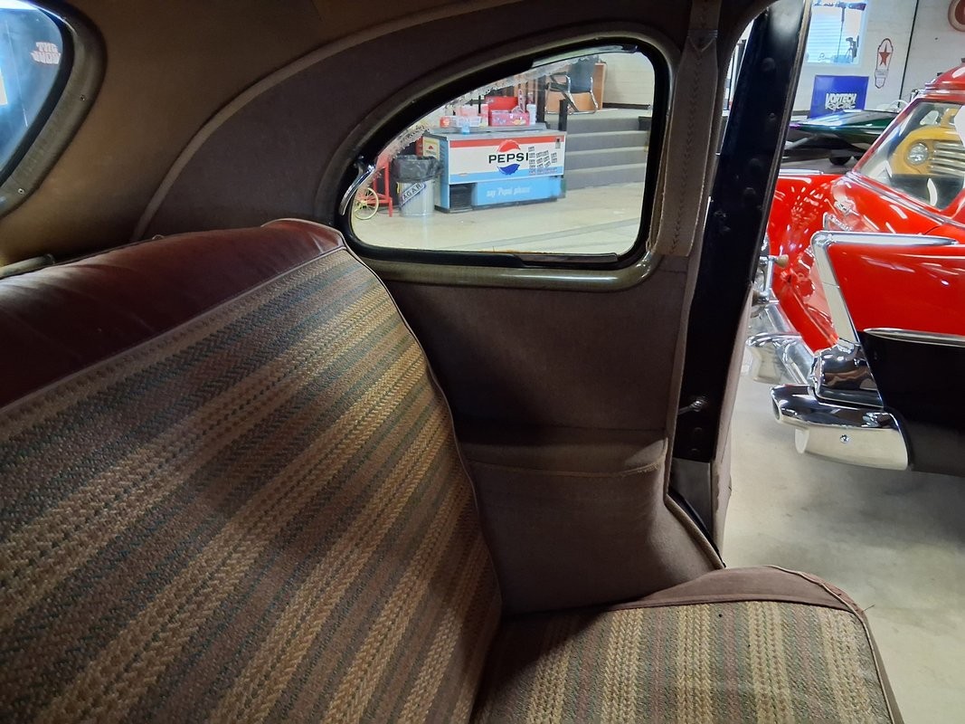 Pontiac-Six-Touring-Sedan-1938-Sedan-27