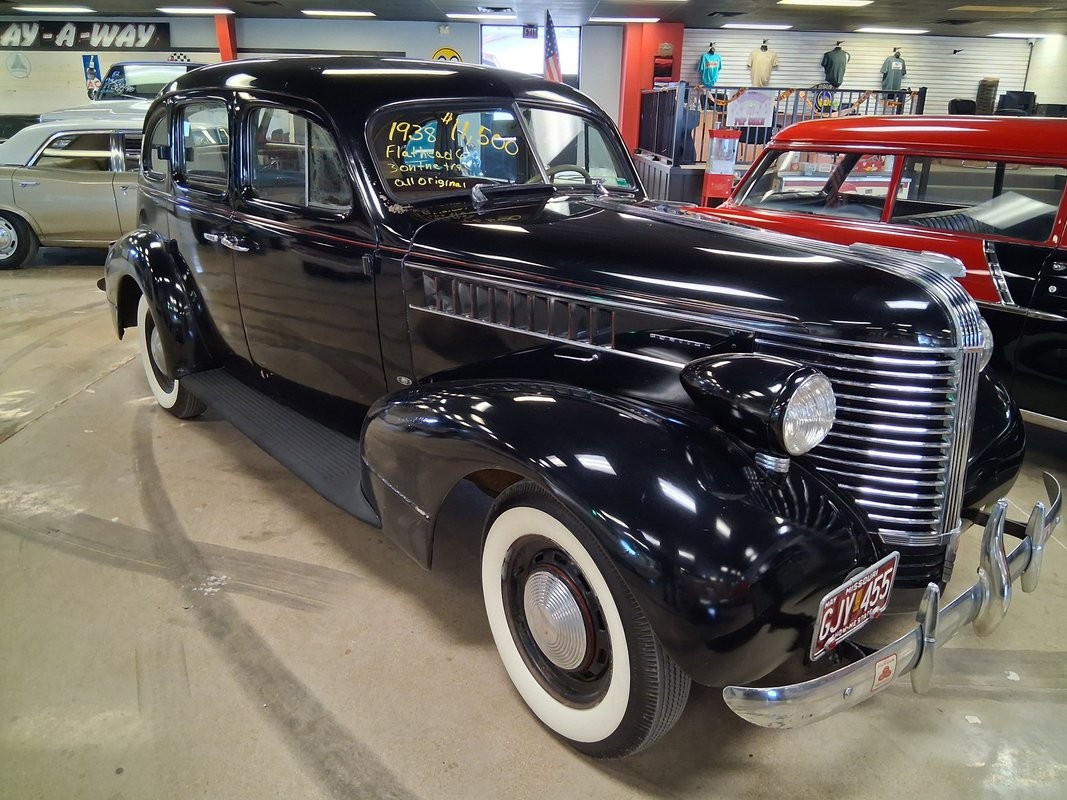 Pontiac-Six-Touring-Sedan-1938-Sedan-3