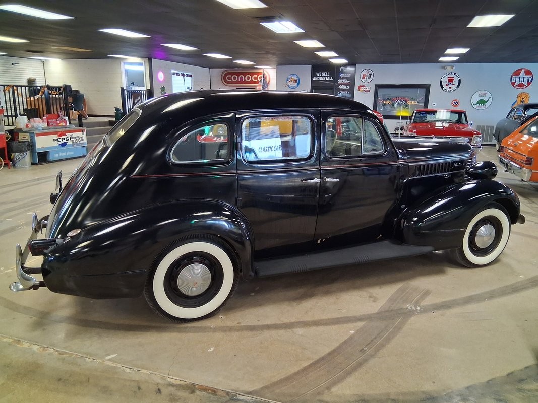 Pontiac-Six-Touring-Sedan-1938-Sedan-4