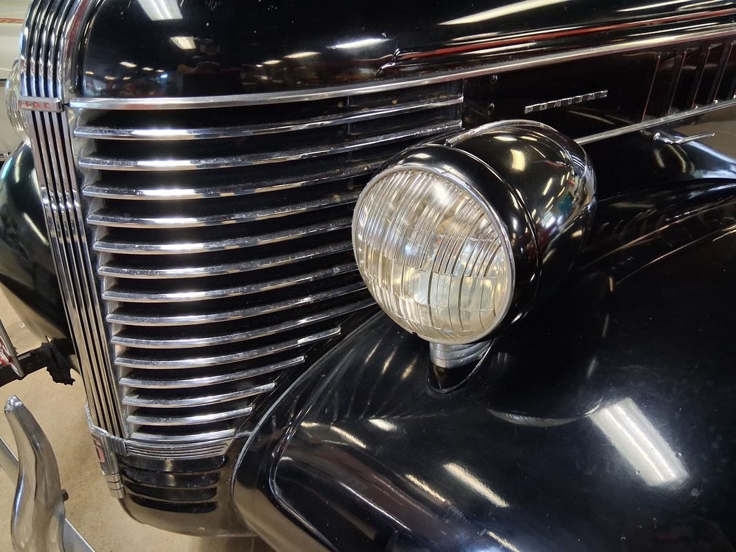 Pontiac-Six-Touring-Sedan-1938-Sedan-9