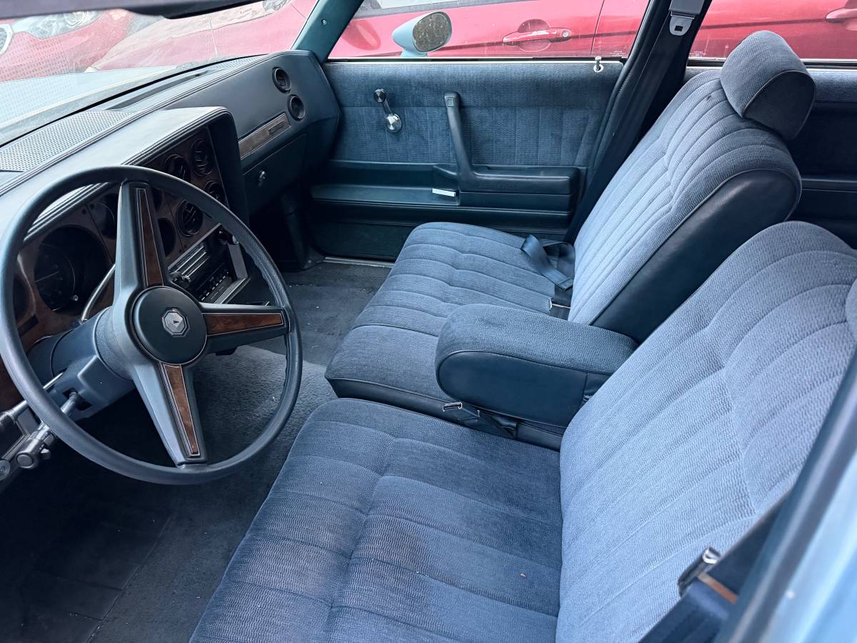 Pontiac-bonneville-1985-blue-1