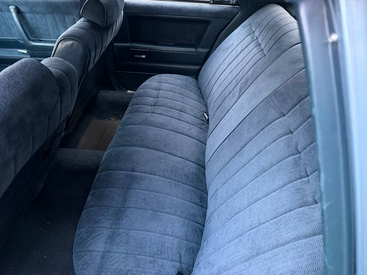 Pontiac-bonneville-1985-blue-2