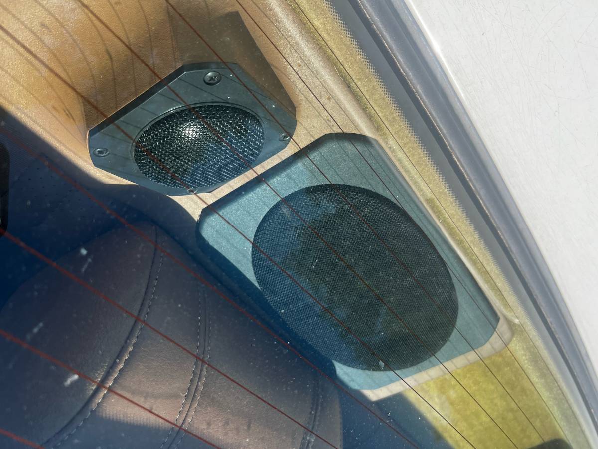 Pontiac-bonneville-1990-white-1