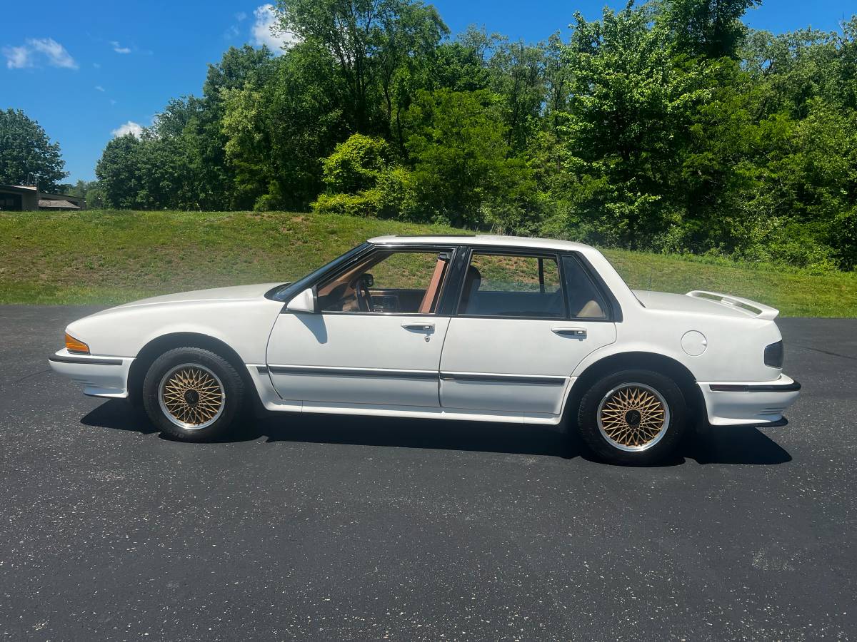 Pontiac-bonneville-1990-white-10