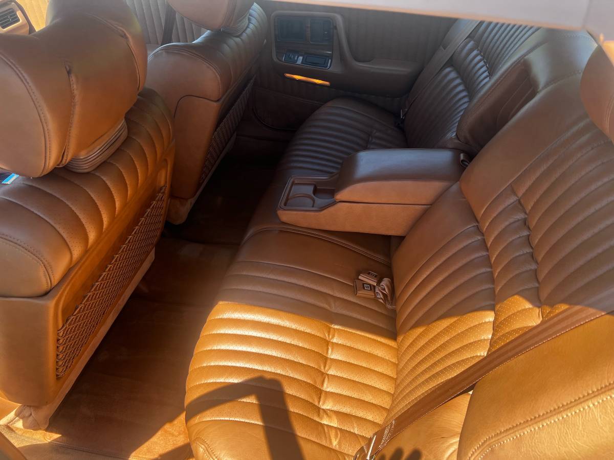 Pontiac-bonneville-1990-white-2