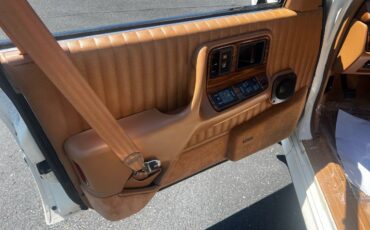 Pontiac-bonneville-1990-white-3