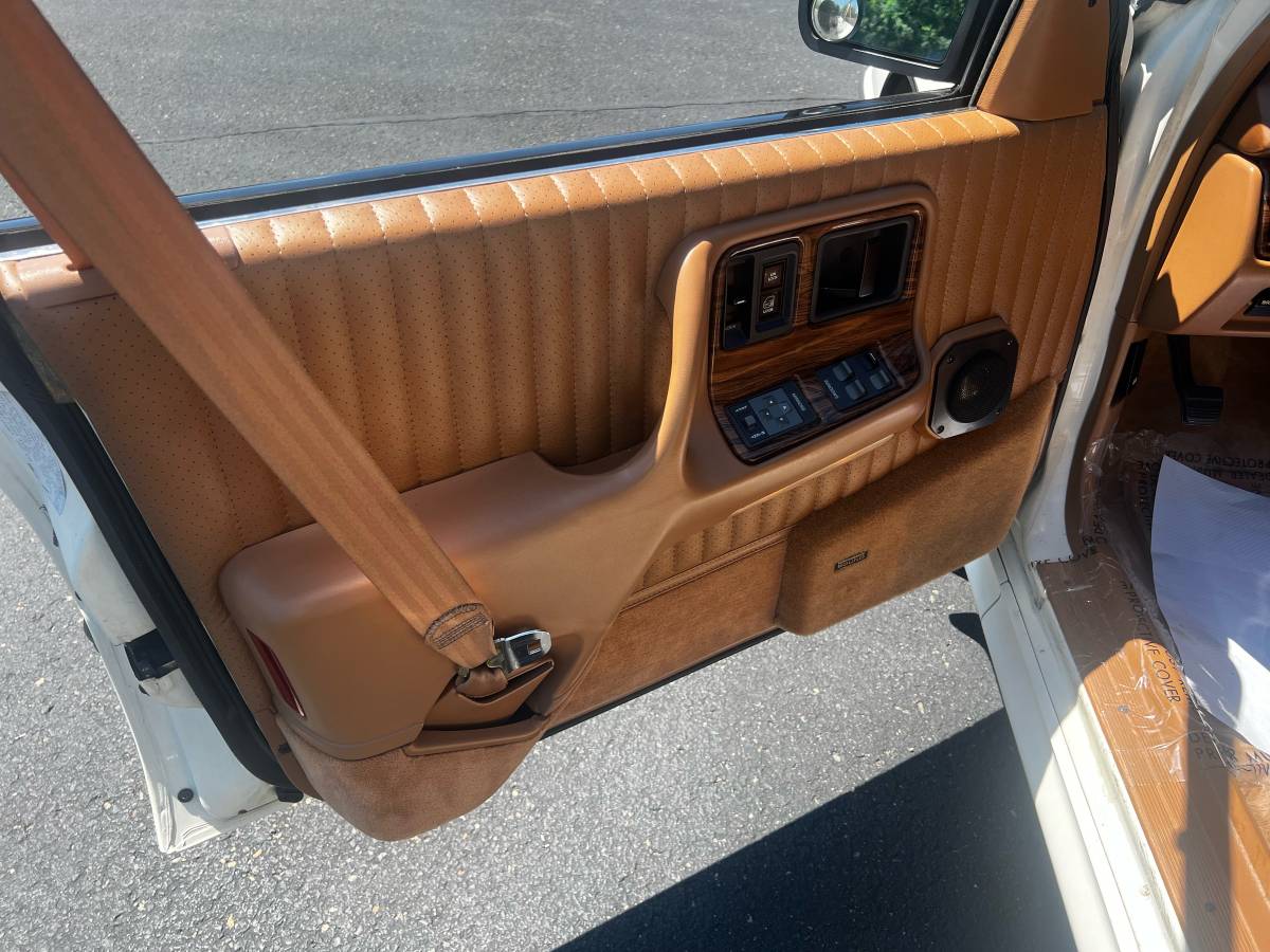 Pontiac-bonneville-1990-white-3