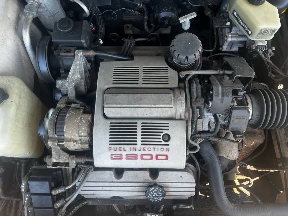 Pontiac-bonneville-1990-white-4