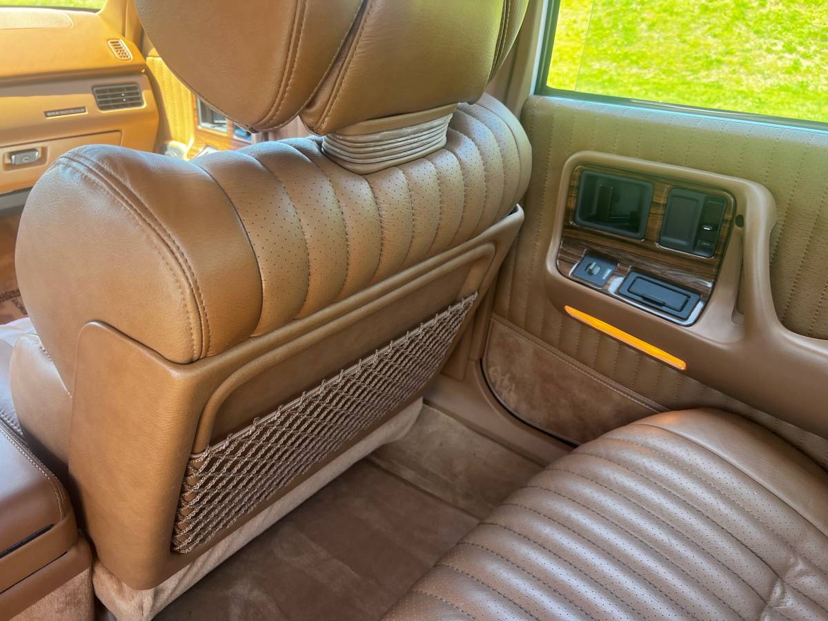 Pontiac-bonneville-1990-white-5