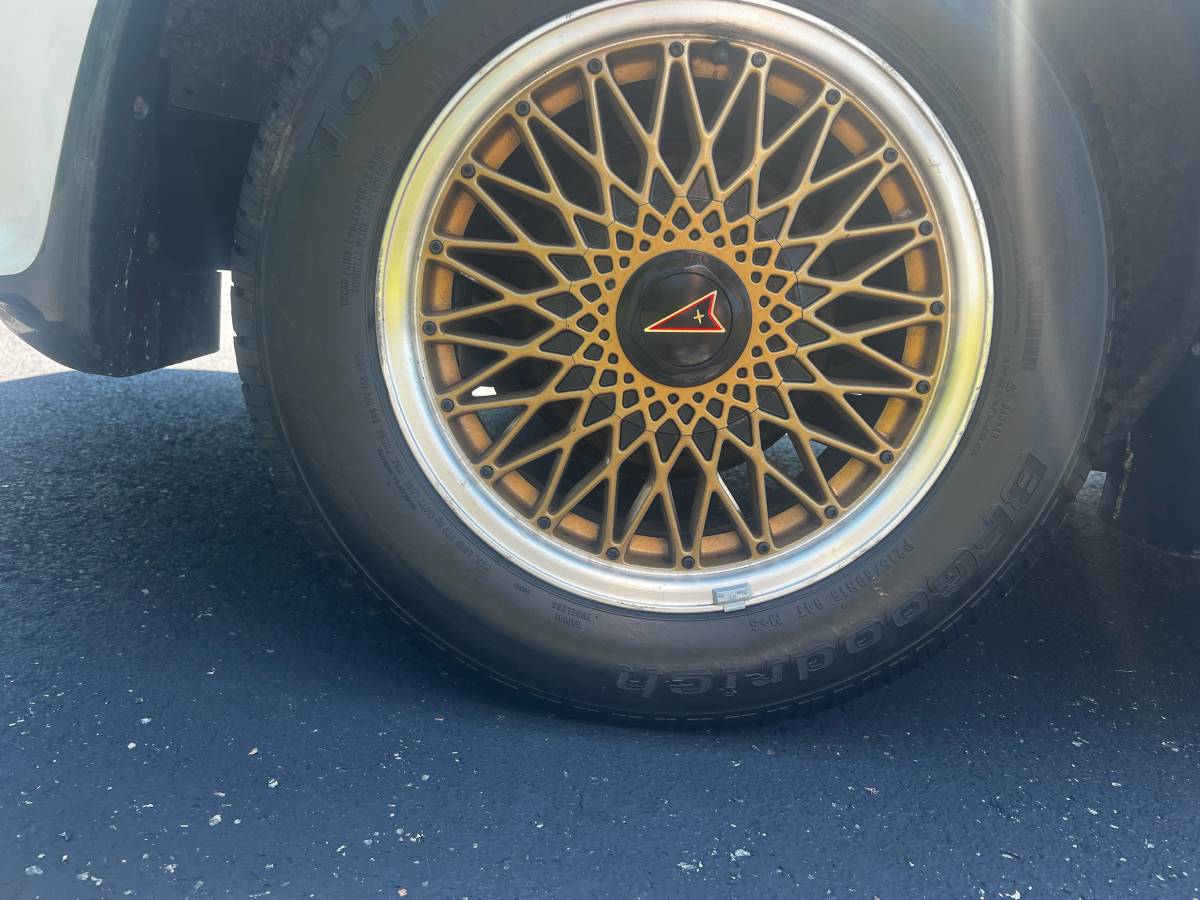 Pontiac-bonneville-1990-white-6